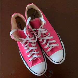 Chuck Taylor All Star High; Men’s 7.5, Women’s 9.5